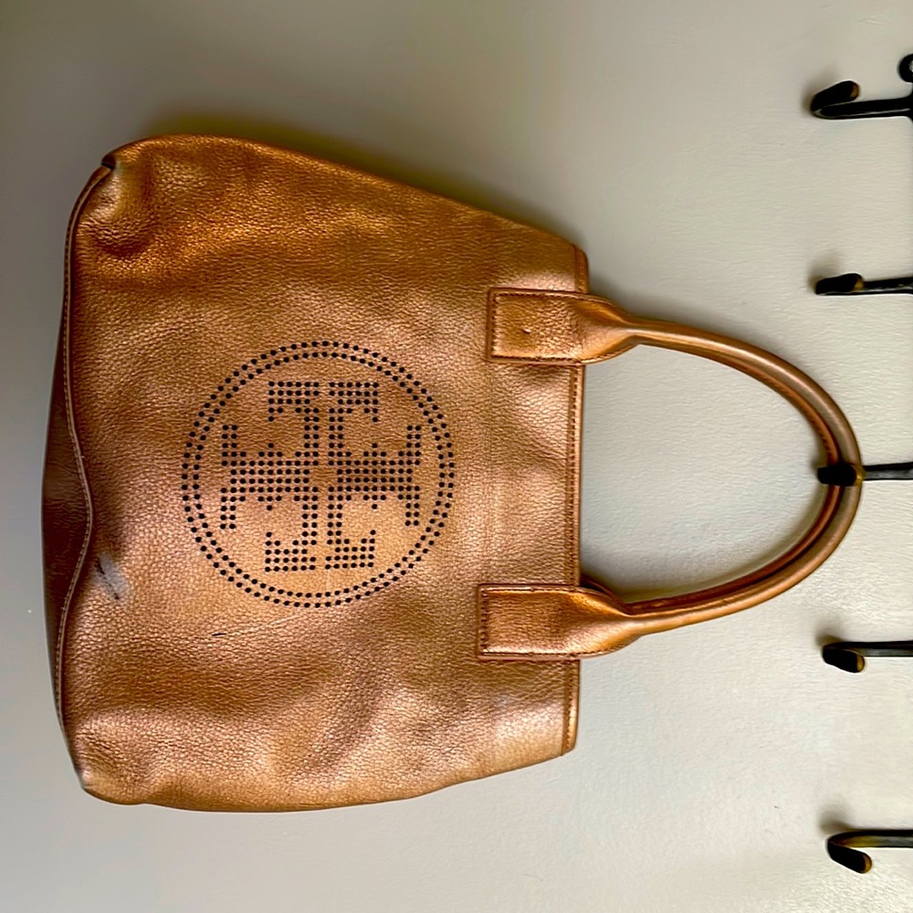 Tory Burch purse rose gold pebble leather. good condition,one worn spot as shown